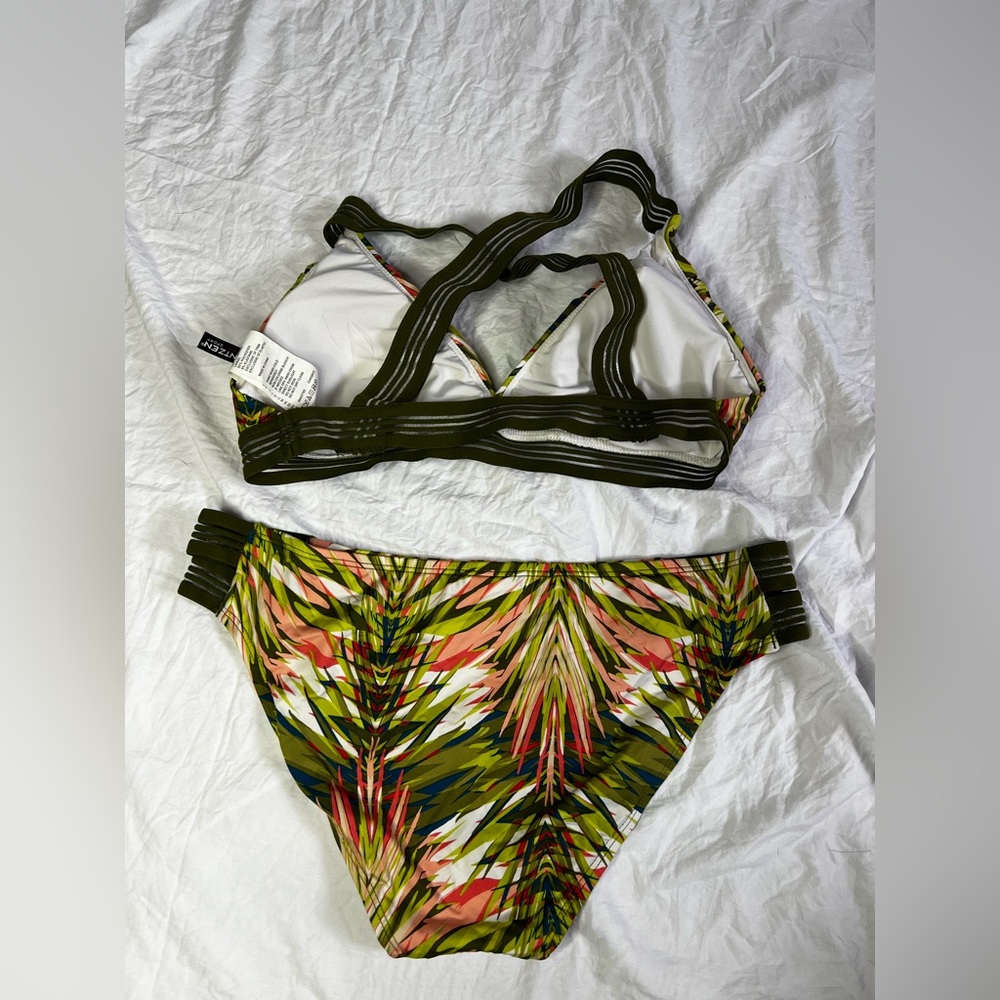 Bikini - Picture 2 of 2